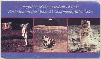 Marshall-szigetek 1989. 5$ Cu-Ni "Első ember a Holdon" fóliatokban, angol nyelvű leírással...