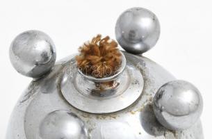 Art deco többszemélyes, gömb alakú asztali öngyújtó. Krómozott fém, XX. sz. első fele. Korának megfe...