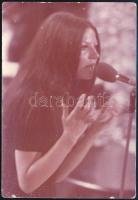 cca 1970 Zalatnay Sarolta (1947) énekesnő aláírása az őt ábrázoló fotó hátoldalán