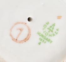 Hollóházi díszes népviseletbe öltözött pár. Kézzel festett, jelzett, minimális kopással, m: 21,5 cm