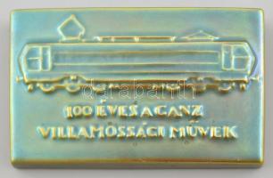 100 éves a Ganz Villamossági Művek, Zsolnay eozin mázas plakett. Jelzett, alján kis mázhibákkal, mázrepedésekkel, 14,5x9 cm