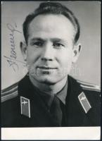 Alekszej Leonov (1934-2019) szovjet űrhajós autográf aláírása őt ábrázoló fotón, 17,5x12,5 cm / Autograph signature of Alexei Leonov (1934-2019) Soviet astronaut