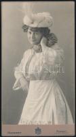 cca 1910 Hölgy kalapban, keményhátú fotó Mindszenty pozsonyi műterméből, hátoldalon a műterem képével, 20,5×11 cm
