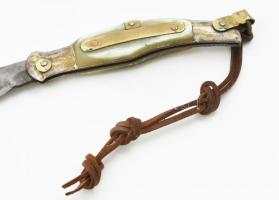 Válik jelzett egyedi készítésü zsebkés, bicska. Szaru, réz. 27 cm