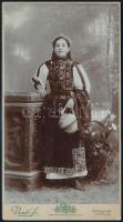 cca 1900 Nagypetri református lelkész lánya kalotaszegi ruhában, keményhátú fotó a Dunky fivérek műterméből, hátoldalon feliratozva, 16×8,5 cm