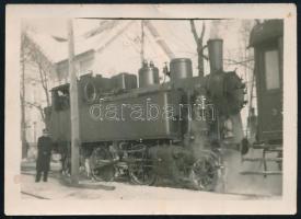 cca 1930-1940 Gőzmozdony egy állomásnál, fotó, hátoldalán ragasztásnyommal, 9x6,5 cm