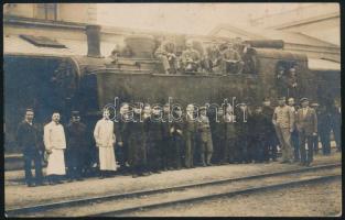 1914 Szeged, vasútállomás gőzmozdonnyal és személyzettel, fotólap, hátoldalán feliratozva, 14x9 cm