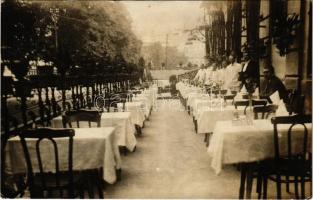 1923 Budapest I. Fiume szálloda terasza pincérekkel. photo