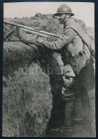 cca 1914-1918 Katona Chauchat golyószóróval egy lövészárokban az I. világháborúban, fotó, körbevágva, 8,5x6 cm / WWI soldier with Chauchat machine gun in a trench, photo, cut on the edges