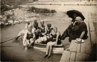 1928 Balatonalmádi, strand, fürdőzők csónakban. Fotó Kurzweil (Budapest) photo (kis szakadás / small tear)