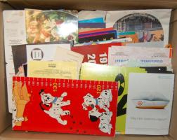 Egy hullámkarton doboz, benne modern képeslap, söralátét, reklám, stb.