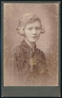 cca 1910 Kislány portréja, keményhátú fotó Emil Fischer szebeni műterméből, kopásnyomokkal, 10,5×6,5 cm