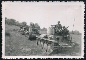 cca 1940 II. világháborús német Pz.Kpfw. 38(t) harckocsik menetben, fotó, 8,5x6 cm / WWII German Pz.Kpfw. 38(t) tanks, photo, 8.5x6 cm