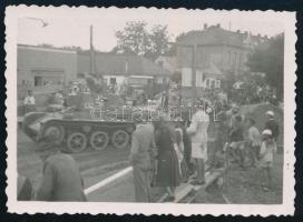 cca 1940 Siófok, Toldi harckocsi körül összegyűlt tömeg a városban, hátoldalán feliratozott fotó, 8,5x6 cm / WWII Hungarian Toldi tank in the town, photo, 8.5x6 cm