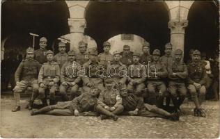 1918 Osztrák-magyar katonák csoportja / WWI Austro-Hungarian K.u.K. military, group of soldiers. photo + K.u.K. Infanterieregiment von Hindenburg Nr. 69. (EK)