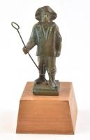 Jelzés nélkül: Halász. Bronz szobor, fa talapzaton, m: 23 cm