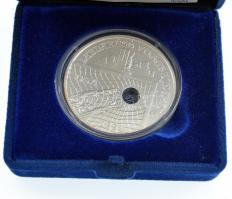 1993. 1000Ft Ag "Labdarúgó VB - Vetődő kapus" díszdobozban, tanúsítvánnyal T:BU Adamo EM13...