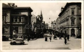 1941 Szabadka, Subotica; Kossuth Lajos utca, autó, sok gyalogos / street, automobile