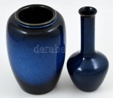 2 db sötétkék mázas retró kerámia váza. Jelzett, az egyiken apró lepattanás, m: 22-23 cm