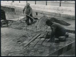 1955 Budapest, utcakövek lerakása útépítésen (valószínűleg rakparti rész), hátoldalon dátumozott fotó, szép állapotban, 8,5×11,5 cm