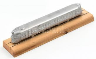 cca 1930-1940 Motorvonat makett, öntött fém, fa talapzaton, jelzés nélkül, h: 24,5 cm
