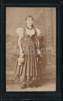 cca 1885 Besztercebányai lány népviseletben, keményhátú fotó Krausz Tivadar műterméből, hátoldalon a fotós műtermének fametszetes rajzával, ritka, 10,5×6,5 cm