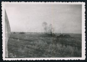 1941 Tűzharc az ukrajnai Petro-Pavlovkánál, hátoldalon feliratozott fotó, 5,5×8,5 cm