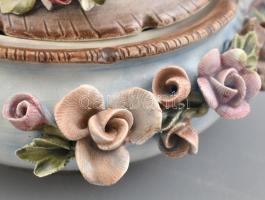 Capodimonte bonbonier plasztikus rózsákkal. Kézzel festett, jelzett, minimális lepattanásokkal, d: 1...