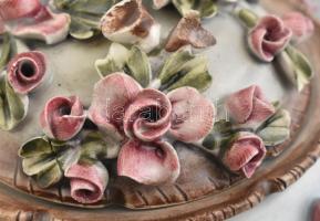 Capodimonte bonbonier plasztikus rózsákkal. Kézzel festett, jelzett, minimális lepattanásokkal, d: 1...