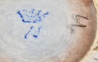 Capodimonte bonbonier plasztikus rózsákkal. Kézzel festett, jelzett, minimális lepattanásokkal, d: 1...