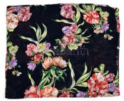 Fekete alapon színes virágmintás selyem sál, kb. 194x57 cm