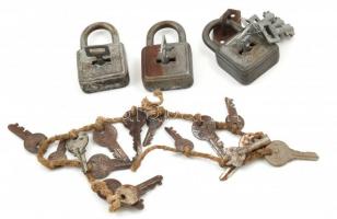 3 db régi Elzett Tuto lakat, kulcsokkal + egyéb vegyes kulcsok, 15 db, rozsdafoltosak