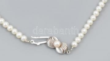 Tenyésztett gyöngy nyaklánc, ezüst (Ag) kapoccsal, jelzett, h: 44 cm