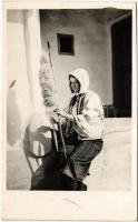 1943 Gyimes, Ghimes; Csángó fonó asszony (Csík m.), folklór. Andory Aladics Zoltán mérnök felvétele / Ceangai folklore, spinning woman