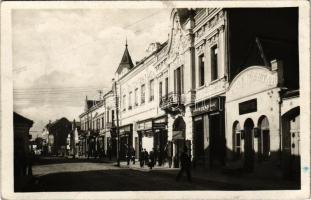 1930 Csíkszereda, Mercurea Ciuc; Bratianu utca, gyógyszertár, Agrár bank, könyvnyomda, Bakcsi üzlete / Strada / street, shops, pharmacy