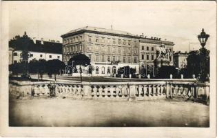 Pozsony, Pressburg, Bratislava; Koronázási dombtér, szobor, Berlin kávéház / Krönungshügelplatz. Hardtmuth E. / square, statue, cafe