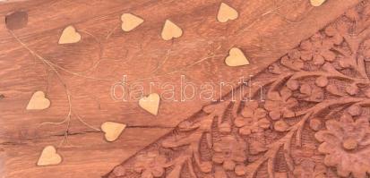 Szovjet lakk doboz, fedelén képpel, d: 13 cm + réz berakásos faragott fa ládika, 20x12x7 cm