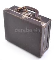 Waldes Koh-i-Noor zárható kis bőrönd, benne zsebnaptár, doboz, vonalzó, stb