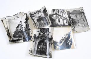 16 db fotó a II. világháborúban Budapest ostromában megsérült épületekről, későbbi előhívások, hátoldalukon feliratozva, 24x18 cm és 18x18 cm körüli méretben