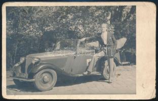 cca 1930-1940 Férfi vöröskeresztes autóval, fotólap, hátoldalán pecséttel jelzett (Alfred Grün Linz-Donau), 13,5x8,5 cm
