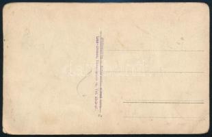 cca 1930-1940 Férfi vöröskeresztes autóval, fotólap, hátoldalán pecséttel jelzett (Alfred Grün Linz-...