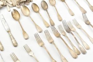 77 db-os ezüstözött evőeszköz készlet: 1 db szervírozó kanál, 1 db szervírozó villa, 11 db normál ka...