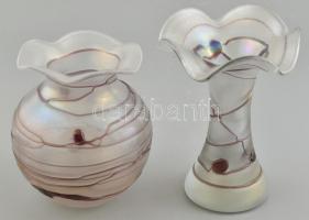 Poschinger irizáló üveg váza szál díszítéssel, 2 db, egyik matricával jelzett, kis kopásnyomokkal, m: 17 és 19 cm