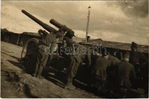 Második világháborús légvédelmi ágyú katonákkal / WWII military air defense cannon, soldiers. photo (fl)