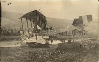 Első világháborúban az olasz frontos, sérült olasz katonai repülőgép osztrák-magyar katonákkal / WWI Italian front, Italian damaged military aircraft, K.u.k. soldiers. photo