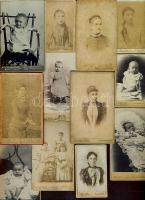 12 db keményhátú fotó