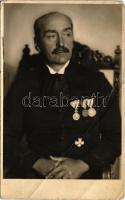 Magyar katonatiszt kitüntetésekkel. Jászay Margit műterméből, Miskolc / Hungarian military officer with medals. photo (fa)