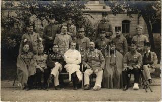 1915 Budapest, Kun Benő hadnagy sérült katonákkal a kórház udvarán, doktor. Mátrai fényképészeti műterem / WWI wounded K.u.k. military officers and doctor on the hospitals courtyard. photo