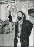 1982 Székesfehérvár, Wahorn András (1953-) festőművész kiállítása megnyitóján, fotó, 18x13 cm