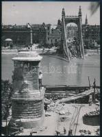 Bp., a lerombolt régi Erzsébet híd a háború után, Szendrő István (1908-2000) fotóművész jelzés nélküli felvétele, 23x17 cm